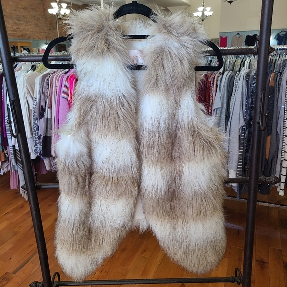 Skies are Blue Jackets & Blazers - Skies Are Blue Faux Fur Vest Size XS